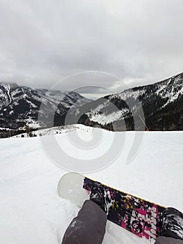 Snowboarderský pohled ze svahu