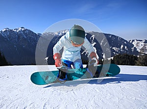 snowboarder ready for snowboarding