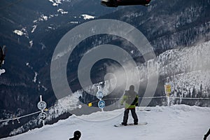 Snowboardista na svahu Chopoku na slovensku