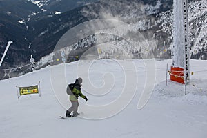 Snowboardista na svahu hory chopok na slovensku