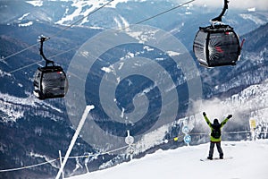 Snowboardista na svahu hory chopok na slovensku