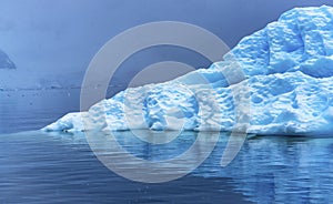 Está nevando flotante azul glaciar reflexión Paraíso bahía bahía Antártida 