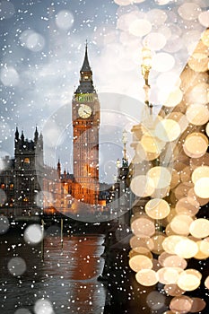 snowing in london - winter in the city