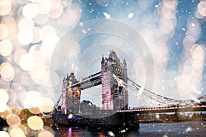 snowing in london - winter in the city