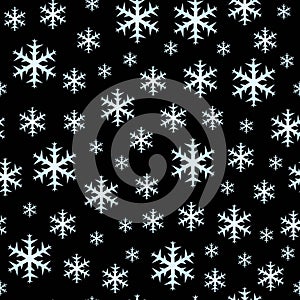 Seamless pattern of snowflakes on a black background.