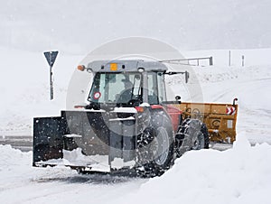 Snowplow tractor