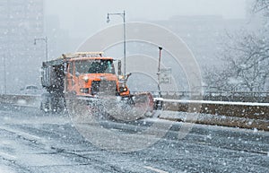 Sněžný pluh nákladní auto čistí dálnice a mezistátní během vánice podmínky během v nový anglicko spojené státy americké 