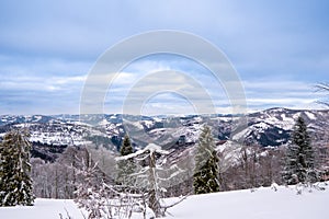 Zasnežené Beskydy v zime zo slovenskej strany pohľad smer Lysá hora, Slovensko Veľká Rača