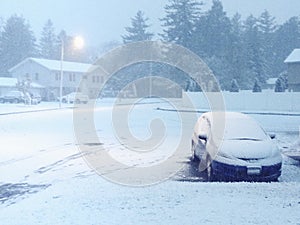 Nevado tormenta de nieve sobre el oscuridad 