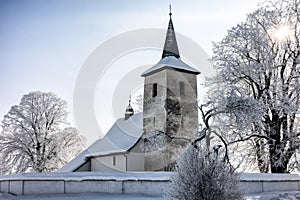 Gotický kostol Všetkých svätých v obci Ludrová