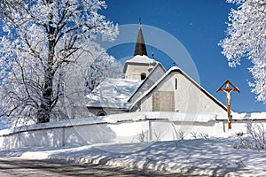 Gotický kostol Všetkých svätých v obci Ludrová