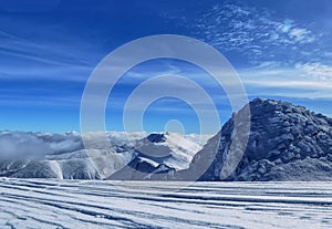 Zasněžené kopce národního parku Nízké Tatry. Výhled na nejvyšší vrcholy regionu - Chopok a Ďumbier. Dumbier je zahalen v