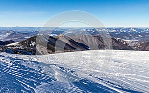 Zasněžená krajina pohled na kopce z národního parku Malá Fatra