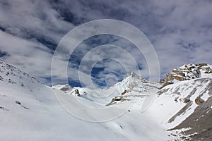 Nevoso montagne contro cielo blu bianco nuvole. montagne da 