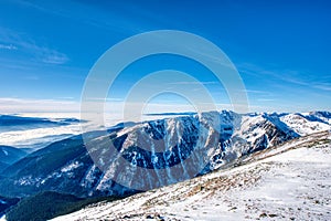 Zasněžené hory Nízkých Tater na Slovensku Slunečný den, Slovensko Nízké Tatry, Skalka