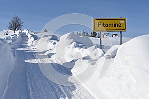 The snowy road to the village of Pitomine