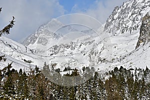 Vrchol zasněžených hor v zimě Vysoké Tatry Slovensko