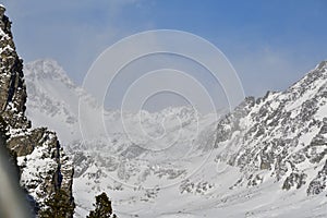 Vrchol zasnežených hôr v zime Vysoké Tatry Slovensko