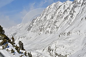 Zasnežená krajina a horské štíty v zime Vysoké Tatry Slovensko