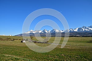 Zasněžené horské štíty s travnatou krajinou na jaře Vysoké Tatry Slovensko