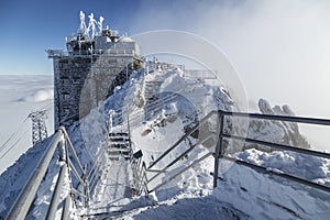 Zasnežená zima, pohľad na Vysoké Tatry, štít Lomnický štít, Slovensko.