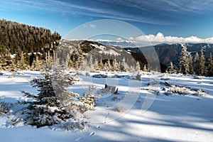 Zasněžená zimní krajina. Pohled z Velké Fatry na Vysoké Tatry, Slovensko