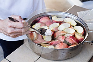 Soak apple in water with salt to prevent oxidation photo