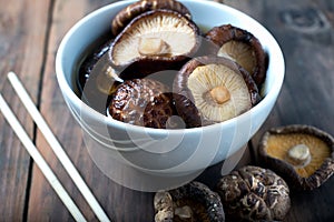 Soaking dried mushrooms shiitake rehydrate