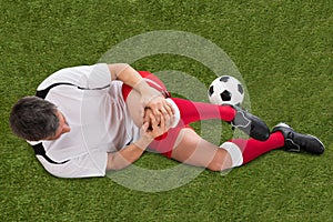 Soccer player with injury in knee