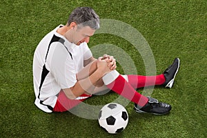 Soccer player with injury in knee