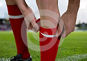 soccer player putting well the shocks, in the field