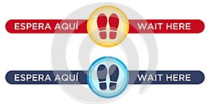 Social distancing floor sticker with Spanish for `Wait here`.