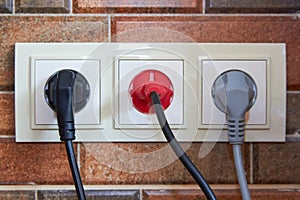 Socket connection with three plugs,electricity consumption in the kitchen with three plugs plugged in
