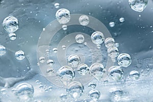 The soda bubbles in a glass of water that is distributed beautifully