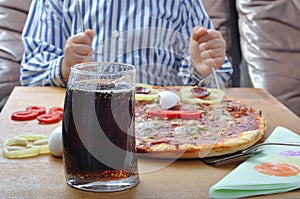 A una hoja circular grande de masa ligera sobre el mesa a 