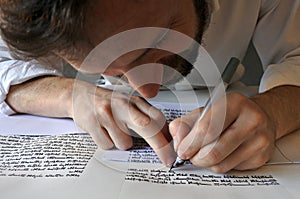 Sofer write a sefer Torah