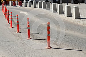 Soft road signalling posts to separate traffic flows on the road