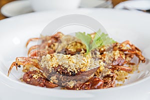 Soft shell crab fried with garlic