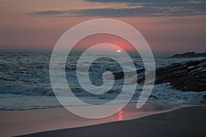 Sol escondiÃÂ©ndose en el horizonte en Playa Mazunte photo