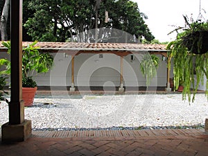 Solar Casa Colonial Suelo Empedrado Helechos Tejas photo