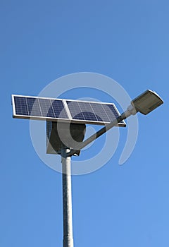 solar panel that produces the electricity to operate the lamp po