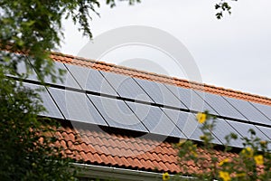 Sluneční panely instalovaná na předměstský dům generování moc během teplo vlna pomoc zelený přechod 