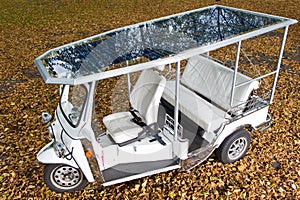 Solar panels on the roof of a tuc tuc