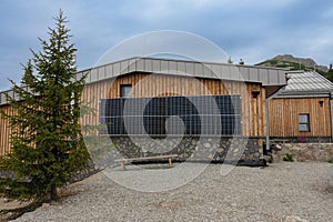 Solární panely na stěně na chatě pod Chlebem, národní park Malá Fatra, Slovensko