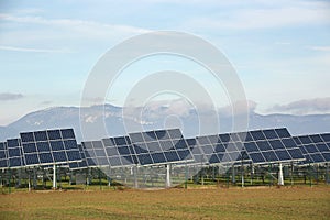 Solárna elektráreň v prírode na horskom pozadí,