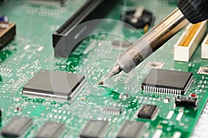 Soldering iron and circuit board