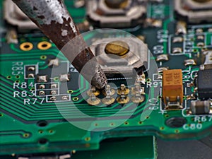 Soldering iron and circuit board