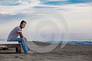 Soledad. solitario hombre sobre el Playa sobre el el mar 