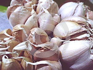 some freshly bought garlic in the market