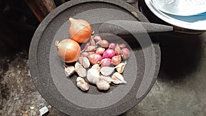 some onions, garlic and shallots will be pounded for cooking in the kitchen